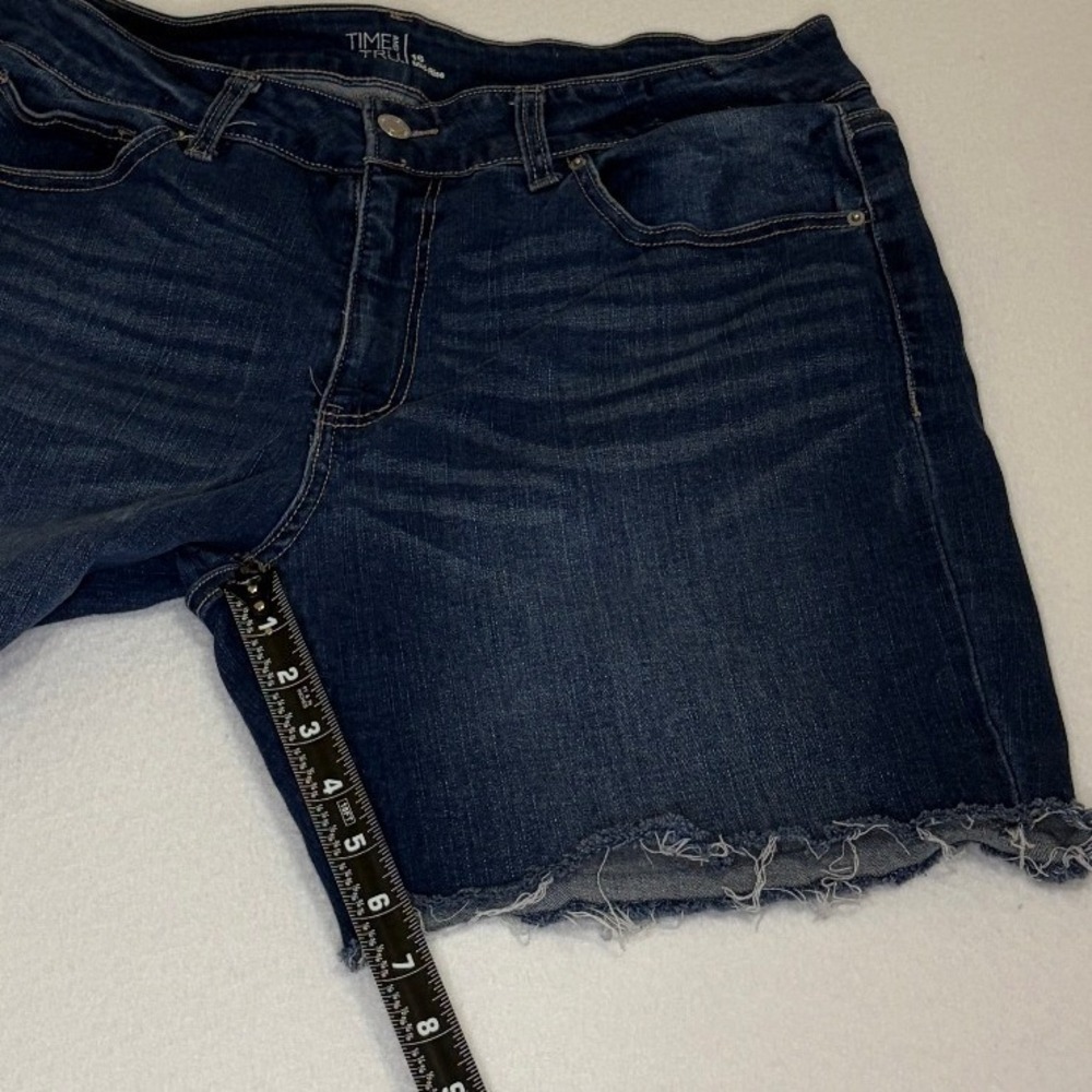 Time and Tru Mid-Rise Denim Shorts Dark Wash Raw Hem Size 16 Blue Stretch - Picture 5 of 7